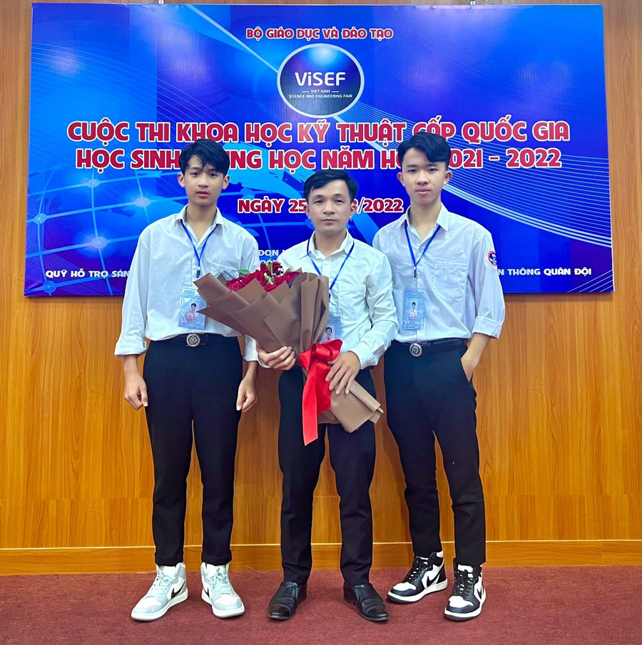 Em Nguyễn Văn Tình và Lê Anh Tuấn Bằng – thành viên CLB KHKT Trường THPT Kỳ Anh trong lễ trao giải KHKT cấp quốc gia.