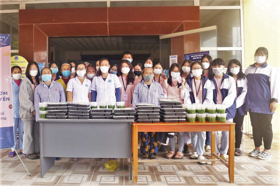 Hoạt động &quot;Chuyến cơm tình nguyện&quot;, chương trình Xuân trình 2022 của CLB BoNE tại Trung tâm Y tế Thạch Hà.