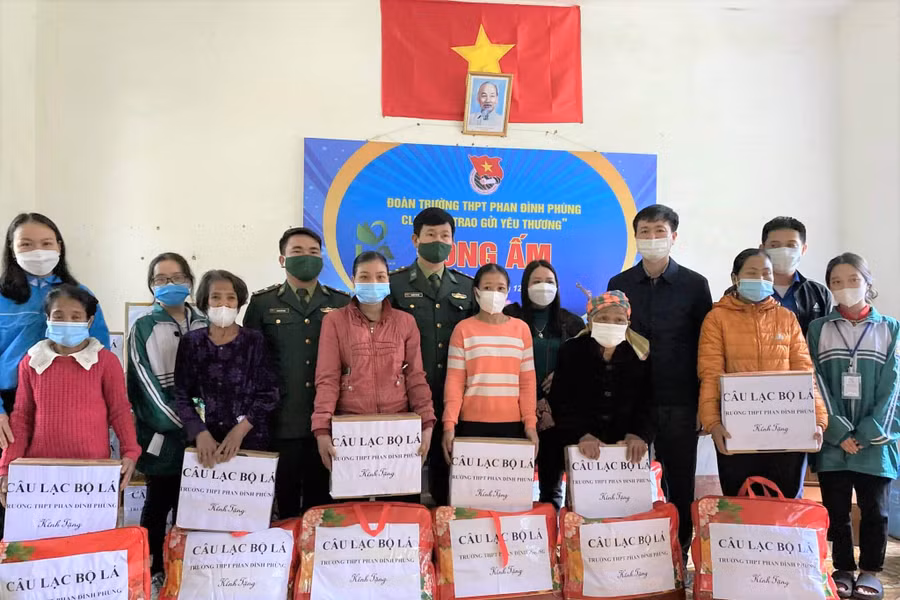 CLB "Lá – trao gửi yêu thương" – THPT Phan Đình Phùng gặp gỡ, giao lưu cùng bộ đội biên phòng, trao quà và tổ chức Noel cho đồng bào và các em nhỏ ở Bản Giàng, Hương Khê, Hà Tĩnh.