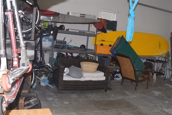 Quang cảnh bên trong gara xảy ra vụ án.