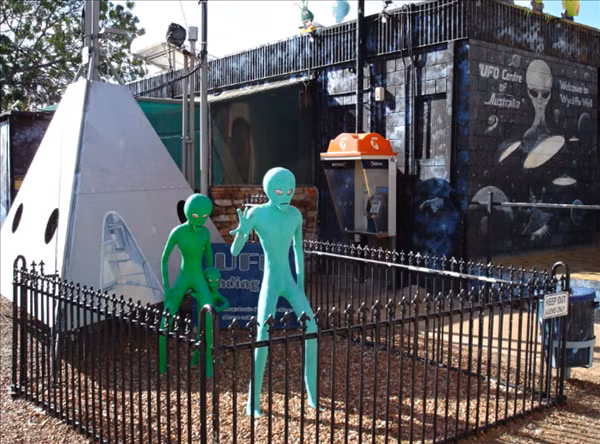 Ngôi nhà trang trí những hình ảnh liên quan đến người ngoài hành tinh.