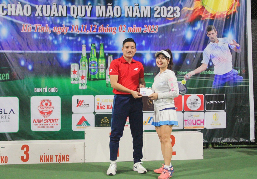 Ông Trương Khánh Nam - Trưởng BTC trao giải Hoa khôi cho VĐV Bùi Thị Duyên (Ảnh: Hồ Tứ).