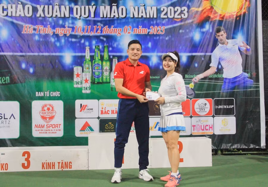 Ông Trương Khánh Nam - Trưởng BTC trao giải Hoa khôi cho VĐV Bùi Thị Duyên (Ảnh: Hồ Tứ).