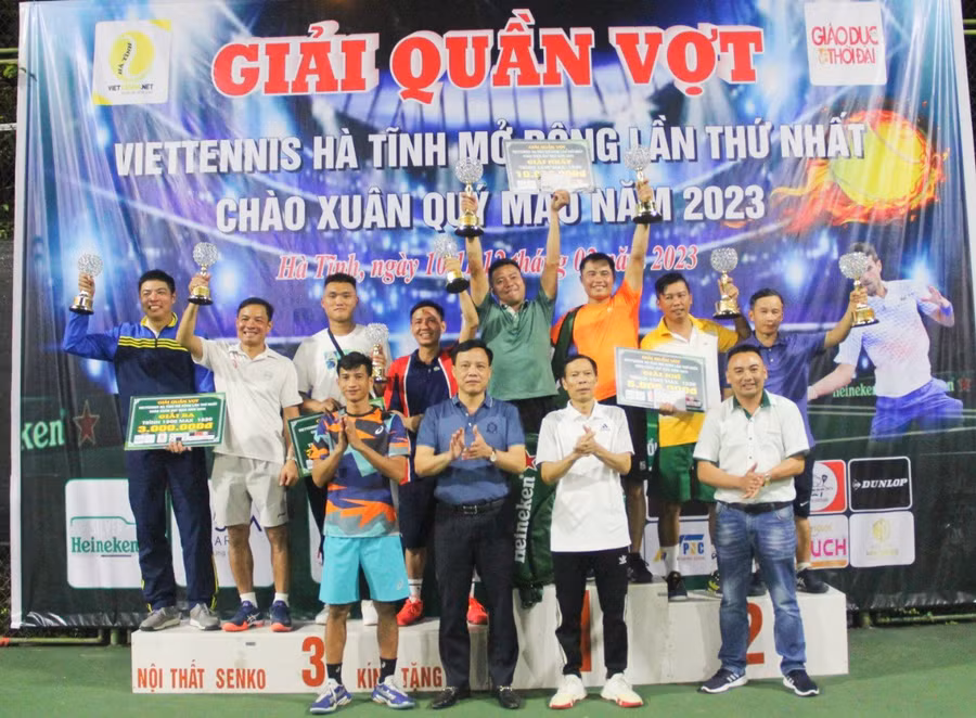 BTC trao thưởng cho những vận động việt đạt giải (Ảnh: Hồ Tứ).