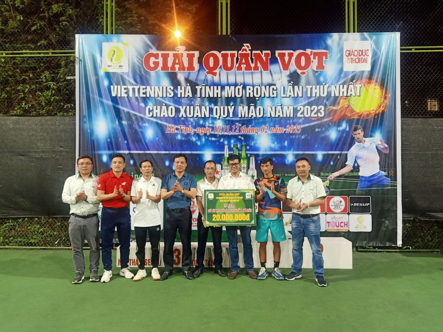 BTC trao số tiền hỗ trợ Quỹ xây nhà nhân ái cho VP báo GD&amp;TĐ Miền Trung – Tây Nguyên (Ảnh: Hồ Tứ).