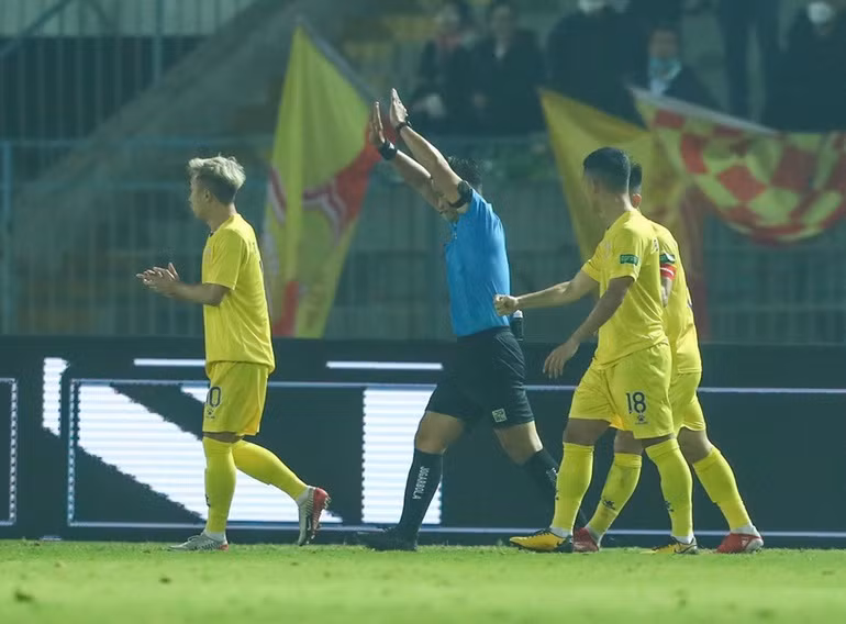 Trọng tài Trần Đình Thịnh "bẻ còi" khi nhìn vào màn hình chính trên sân.