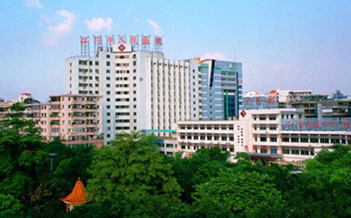 Bé trai bị mẹ ném ra cửa sổ nhà vệ sinh ở bệnh viện Nhân dân Giang Môn. Ảnh: SCMP Bé trai bị mẹ ném ra cửa sổ nhà vệ sinh ở bệnh viện Nhân dân Giang Môn. Ảnh: SCMP