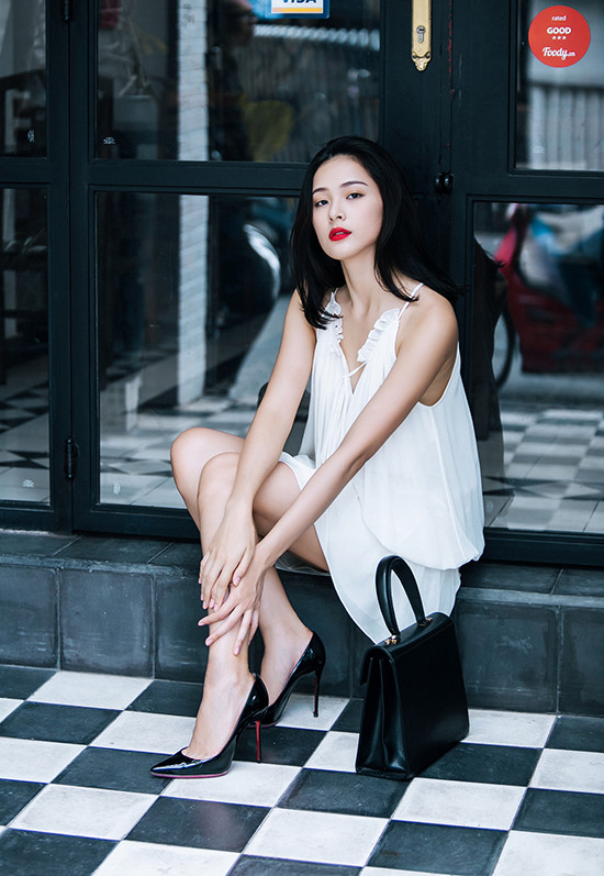 "Bạn gái tin đồn" của Cường Đô la rất đắt show chụp hình thời trang. Những bức ảnh street style của cô nàng còn được nhiều shop lấy về làm ảnh minh họa cho sản phẩm vì rất đẹp mắt. Hạ Vi đang tham gia vào bộ phim Tấm Cám do Ngô Thanh Vân sản xuất với vai cô Tấm. nhan-sac-hoan-hao-khong-goc-chet-cua-ban-gai-tin-don-cuong-do-la-9
