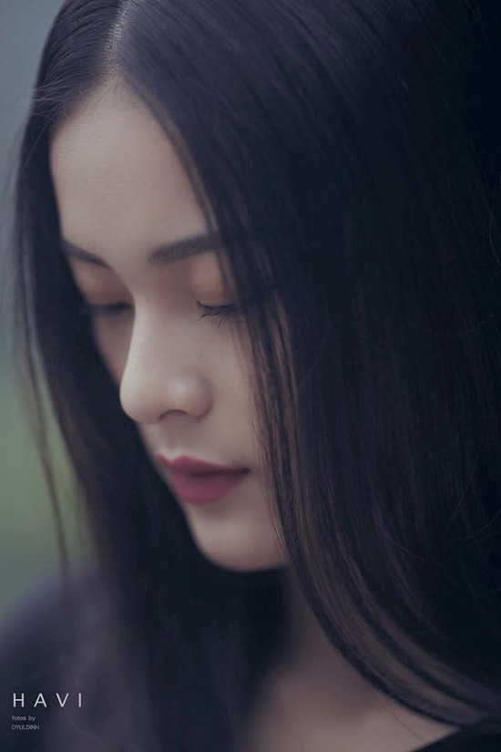 Khi nhìn xuống, vẻ đẹp nhẹ nhàng, mong manh của cô nàng càng thể hiện rõ nét. nhan-sac-hoan-hao-khong-goc-chet-cua-ban-gai-tin-don-cuong-do-la-7