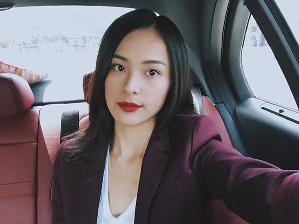 Hot girl sinh năm 1993 được khen "sinh ra để dành cho môi đỏ". Nhiều người nhận xét, thần thái kiêu sa của cô nàng được bộc lộ rõ nhất khi trang điểm với môi màu đỏ tươi. Vốn có đường nét thanh tú nên không cần make-up nhiều Hạ Vi vẫn rạng ngời. nhan-sac-hoan-hao-khong-goc-chet-cua-ban-gai-tin-don-cuong-do-la-1