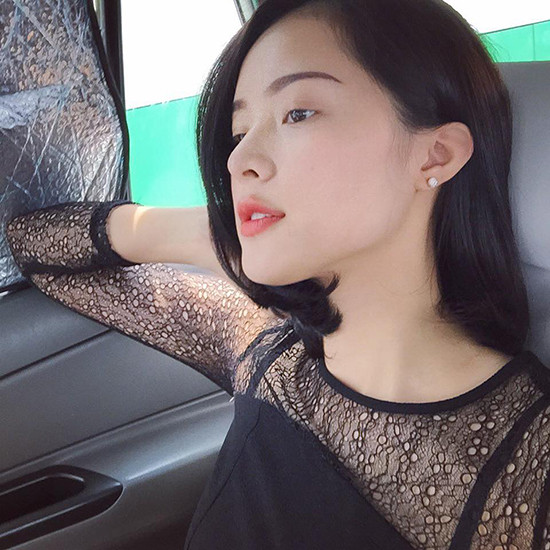 Cô nàng thường chọn kiểu tóc đơn giản, vén nhẹ tóc sau vành tai khi chụp hình để lộ rõ phần cằm V-line đúng chuẩn. nhan-sac-hoan-hao-khong-goc-chet-cua-ban-gai-tin-don-cuong-do-la-4