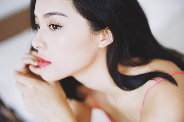 Có sống mũi cao thanh tú và môi trái tim nên Hạ Vi rất long lanh khi chụp ảnh nghiêng. nhan-sac-hoan-hao-khong-goc-chet-cua-ban-gai-tin-don-cuong-do-la-6