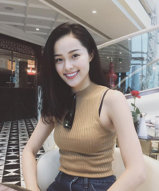 Khi chụp ảnh, cô nàng có góc chụp ảnh quen thuộc nhất là nghiêng về bên phải. Đây cũng là góc mặt thuận giúp Hạ Vi khoe gương mặt tươi sáng. nhan-sac-hoan-hao-khong-goc-chet-cua-ban-gai-tin-don-cuong-do-la-2