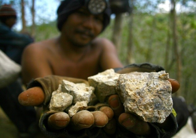 Tình trạng khai thác vàng bất hợp pháp diễn ra phổ biến ở Indonesia. Ảnh: AFP Sập mỏ vàng ở Indonesia, 3 người chết