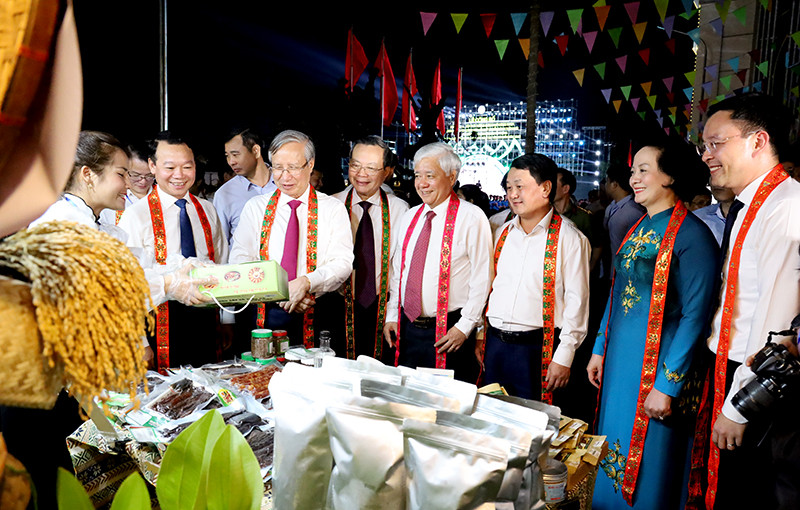 Lãnh đạo Trung ương và lãnh đạo tỉnh Yên Bái thăm quan các gian hàng OCOP và Phòng truyền thống của huyện Yên Bình. Lãnh đạo Trung ương và lãnh đạo tỉnh Yên Bái thăm quan các gian hàng OCOP và Phòng truyền thống của huyện Yên Bình.