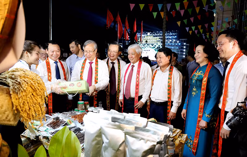 Lãnh đạo Trung ương và lãnh đạo tỉnh Yên Bái thăm quan các gian hàng OCOP và Phòng truyền thống của huyện Yên Bình.