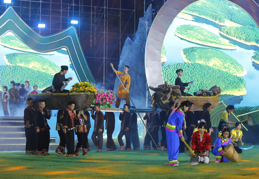 Ngay sau chương trình Lễ công bố là chương trình nghệ thuật với chủ đề “Nơi mạch nguồn sông Chảy”. Chương trình được dàn dựng công phu với sự góp mặt của nhiều nghệ sỹ, ca sỹ nổi tiếng và gần 1.000 diễn viên chuyên, không chuyên cùng đông đảo nghệ nhân và các em học sinh của huyện Yên Bình, tỉnh Yên Bái... Ngay sau chương trình Lễ công bố là chương trình nghệ thuật với chủ đề “Nơi mạch nguồn sông Chảy”. Chương trình được dàn dựng công phu với sự góp mặt của nhiều nghệ sỹ, ca sỹ nổi tiếng và gần 1.000 diễn viên chuyên, không chuyên cùng đông đảo nghệ nhân và các em học sinh của huyện Yên Bình, tỉnh Yên Bái...