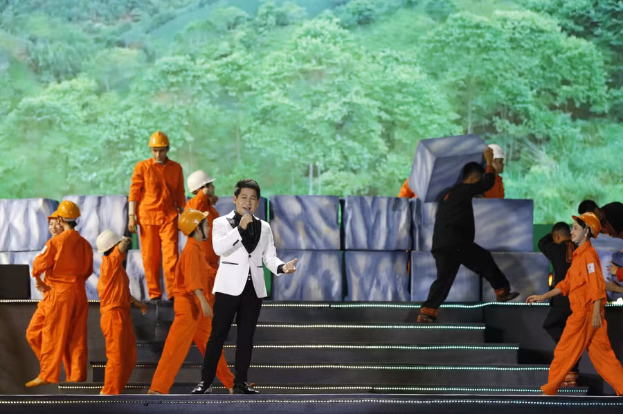 Ngay sau chương trình Lễ công bố là chương trình nghệ thuật với chủ đề “Nơi mạch nguồn sông Chảy”. Chương trình được dàn dựng công phu với sự góp mặt của nhiều nghệ sỹ, ca sỹ nổi tiếng và gần 1.000 diễn viên chuyên, không chuyên cùng đông đảo nghệ nhân và các em học sinh của huyện Yên Bình, tỉnh Yên Bái...