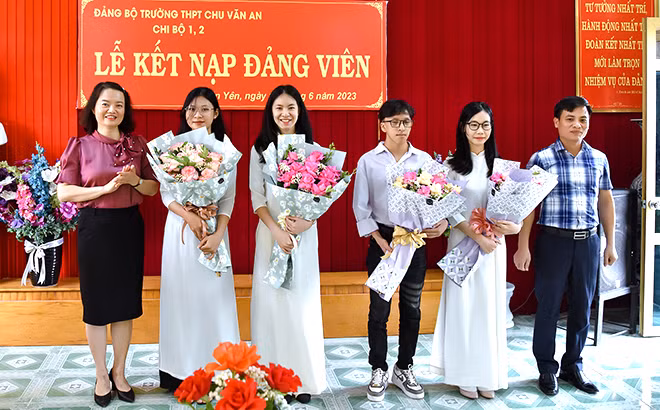 Lãnh đạo huyện Văn Yên tặng hoa chúc mừng các học sinh Trường THPT Chu Văn An được kết nạp Đảng (năm 2023).