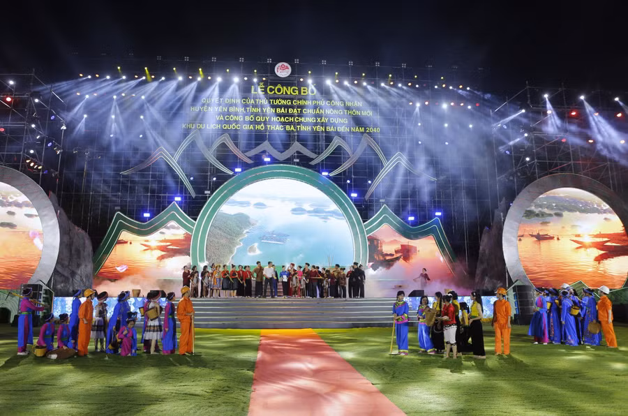 Ngay sau chương trình Lễ công bố là chương trình nghệ thuật với chủ đề “Nơi mạch nguồn sông Chảy”. Chương trình được dàn dựng công phu với sự góp mặt của nhiều nghệ sỹ, ca sỹ nổi tiếng và gần 1.000 diễn viên chuyên, không chuyên cùng đông đảo nghệ nhân và các em học sinh của huyện Yên Bình, tỉnh Yên Bái...