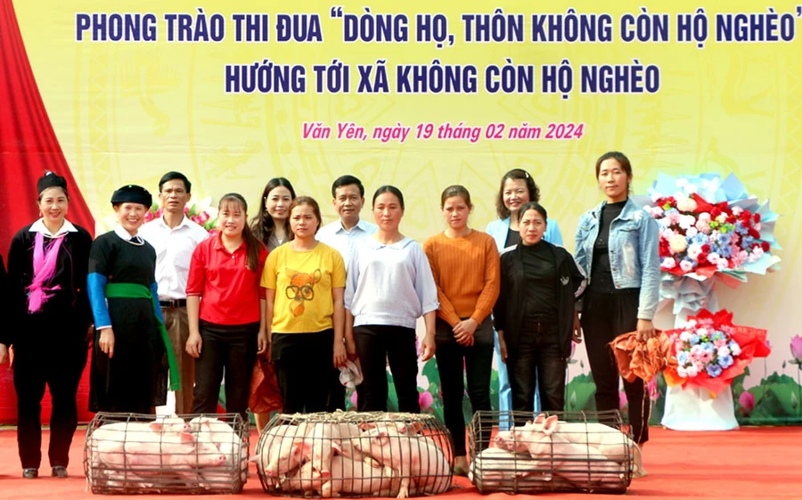 UBND huyện Văn Yên hỗ trợ lợn giống cho các hộ nghèo thôn Hạnh Phúc, xã Tân Hợp. (Ảnh: Thanh Chi)