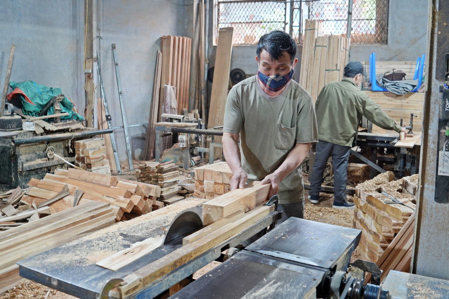 Nguồn vốn vay chính sách xã hội giúp các làng nghề tại thị trấn Yên Lạc không ngừng phát triển, tạo việc làm cho người lao động, góp phần thực hiện giảm nghèo bền vững ở địa phương. Nguồn vốn vay chính sách xã hội giúp các làng nghề tại thị trấn Yên Lạc không ngừng phát triển, tạo việc làm cho người lao động, góp phần thực hiện giảm nghèo bền vững ở địa phương.