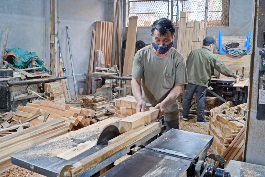 Nguồn vốn vay chính sách xã hội giúp các làng nghề tại thị trấn Yên Lạc không ngừng phát triển, tạo việc làm cho người lao động, góp phần thực hiện giảm nghèo bền vững ở địa phương.