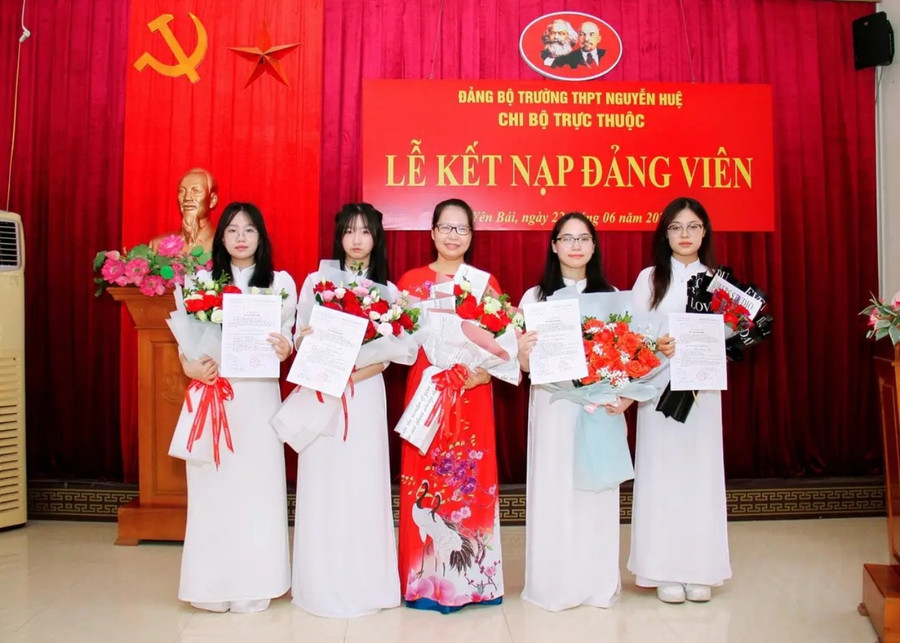 Các đảng viên mới cần nỗ lực, học tập, nghiên cứu, hoàn thành tốt Kỳ thi tốt nghiệp THPT sắp tới. Các đảng viên mới cần nỗ lực, học tập, nghiên cứu, hoàn thành tốt Kỳ thi tốt nghiệp THPT sắp tới.