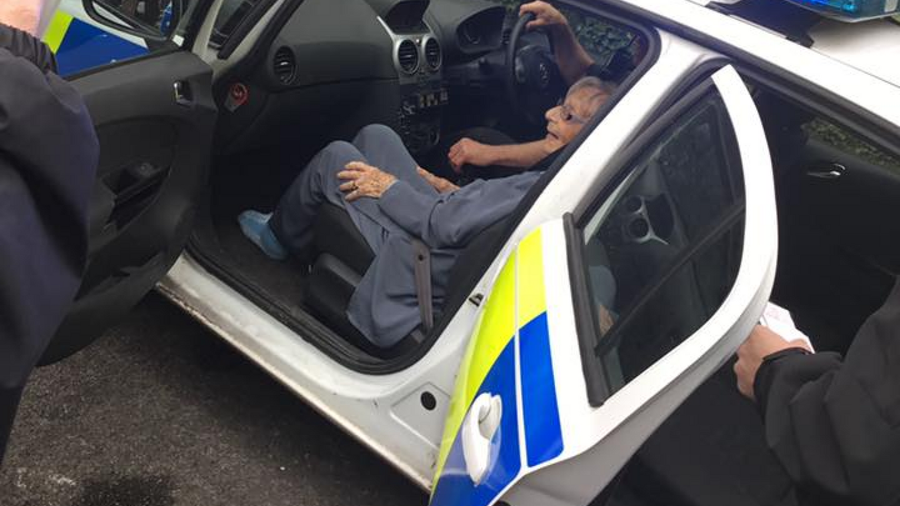 Bà "được" cảnh sát còng tay và đưa lên ô tô Bà "được" cảnh sát còng tay và đưa lên ô tô