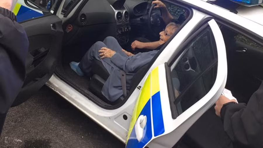 Bà "được" cảnh sát còng tay và đưa lên ô tô