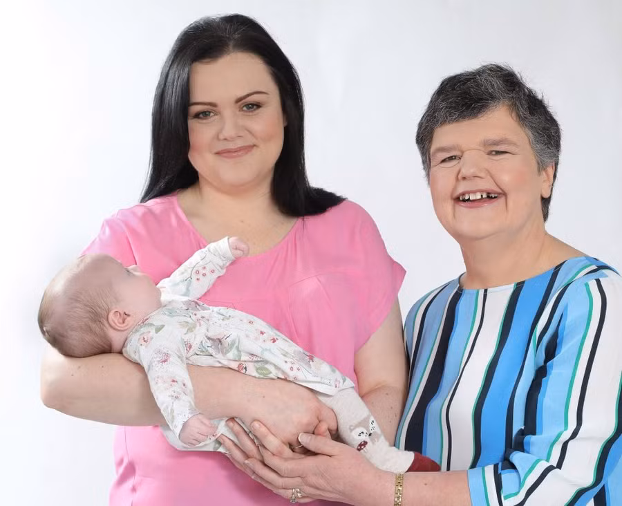 Người phụ nữ hạ sinh... cháu gái của mình