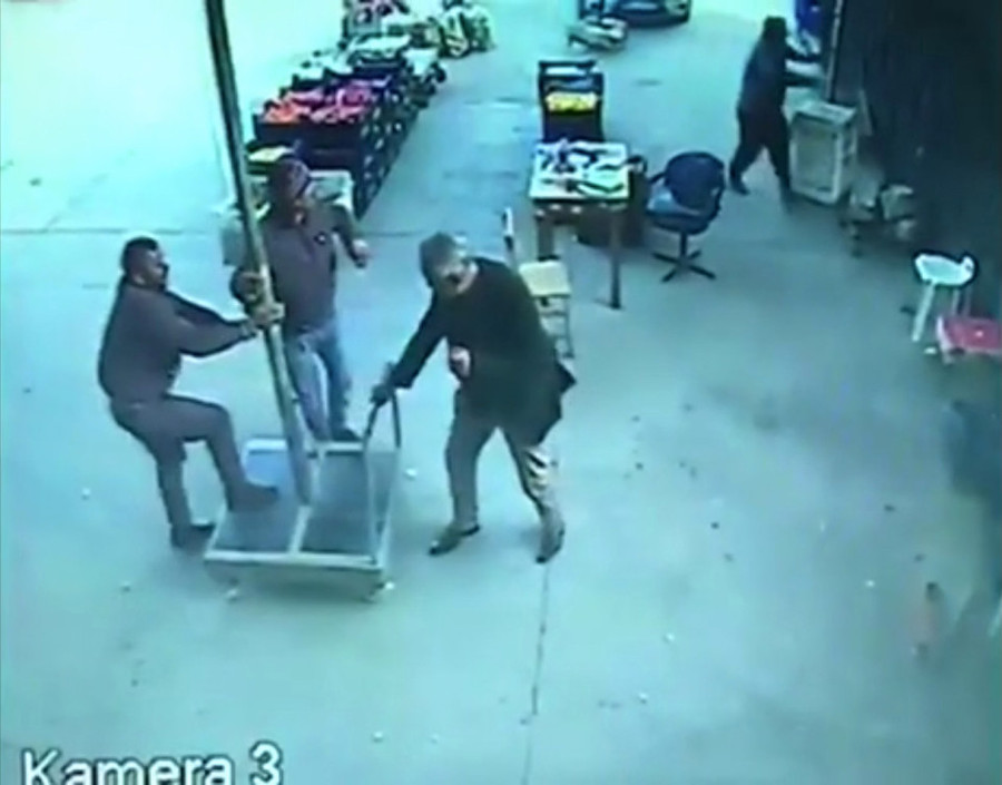 Ban đầu, Sadik chỉ muốn giữ chiếc ô.