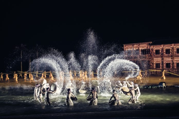 "Ký ức Hội An" được trình diễn bởi những vũ công chuyên nghiệp. "Ký ức Hội An" được trình diễn bởi những vũ công chuyên nghiệp.