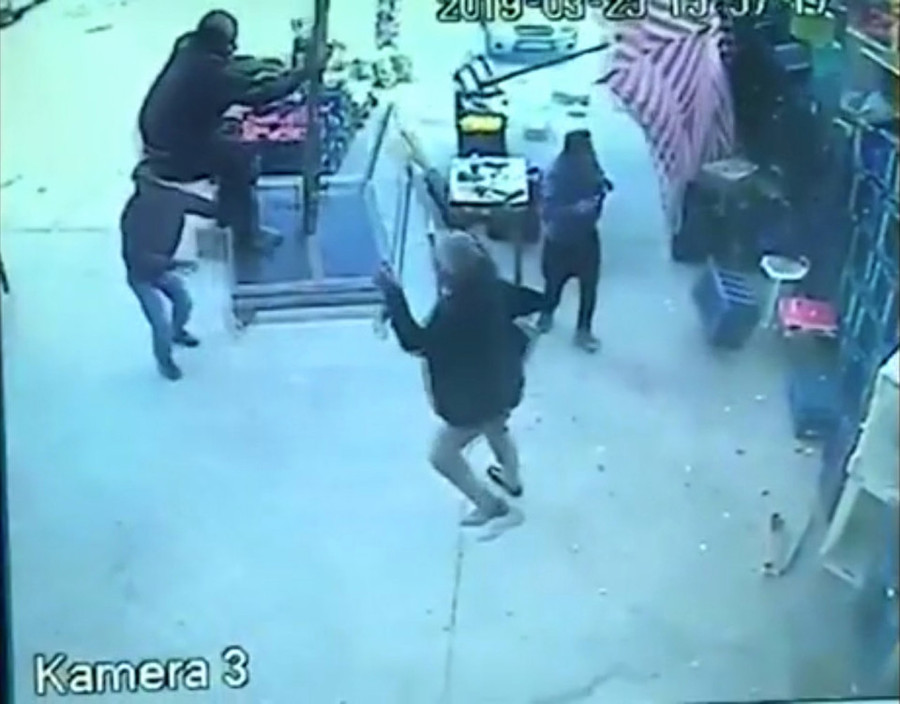 Cơn gió kéo theo cả Sadik và chiếc ô lên cao.