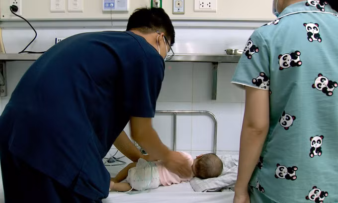 Tại Bệnh viện Bệnh Nhiệt đới Trung ương, một tháng trở lại đây, số ca cúm A vào viện gia tăng nhanh chóng. Ảnh: BVCC