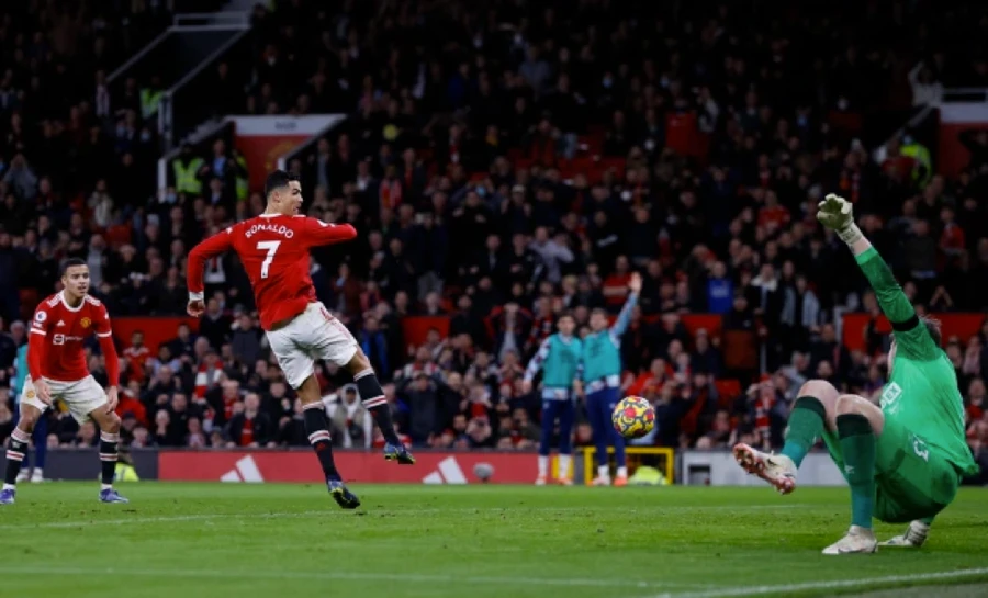 Ronaldo ghi bàn nâng tỷ số lên 3-0 cho Man Utd.