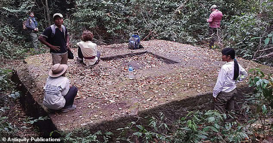 Khu vực đền mới được phát hiện trong rừng tại Phnom Kulen, Campuchia Khu vực đền mới được phát hiện trong rừng tại Phnom Kulen, Campuchia