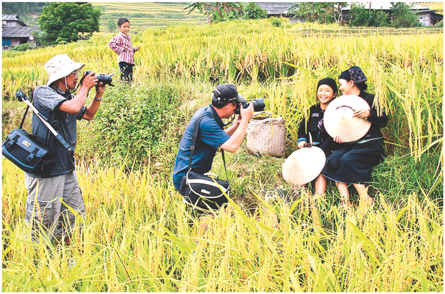 Tác nghiệp ở Bản Phùng, phút giải lao.