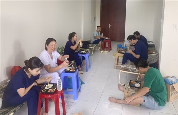 Cường độ làm việc căng thẳng và những khác biệt về thời tiết, khẩu vị ăn uống nên nhiều cán bộ y tế đổ bệnh.