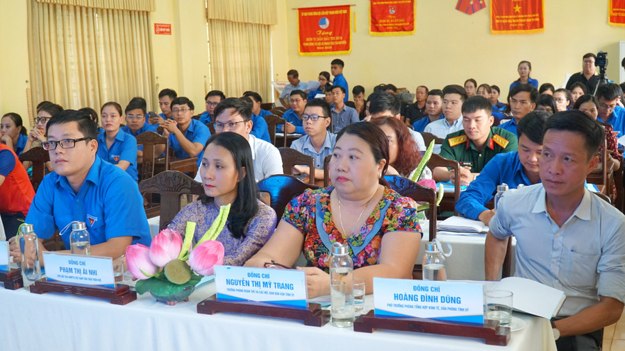Các đại biểu, khách mời tham gia hội nghị. Các đại biểu, khách mời tham gia hội nghị.