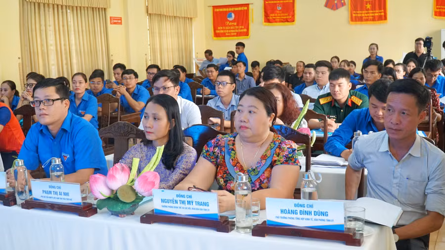 Các đại biểu, khách mời tham gia hội nghị.