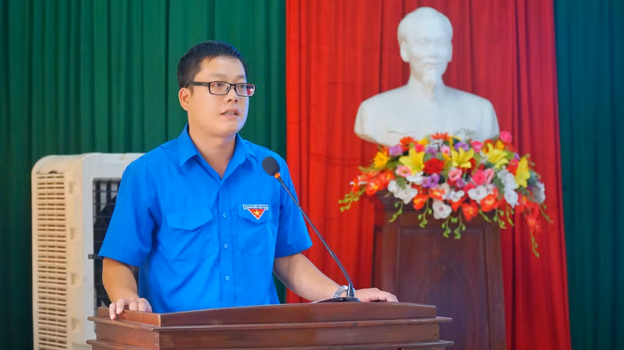 Bí thư Tỉnh đoàn Thừa Thiên - Huế Nguyễn Thanh Hoài trao đổi tại hội nghị.