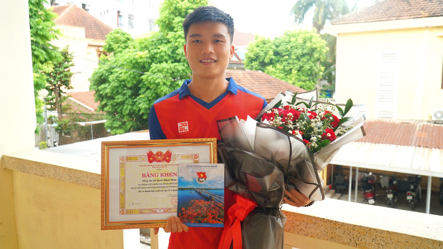 Vận động viên Lê Quốc Nhật Nam vui mừng sau khi nhận được Bằng khen của Tỉnh đoàn Thừa Thiên - Huế. Vận động viên Lê Quốc Nhật Nam vui mừng sau khi nhận được Bằng khen của Tỉnh đoàn Thừa Thiên - Huế.