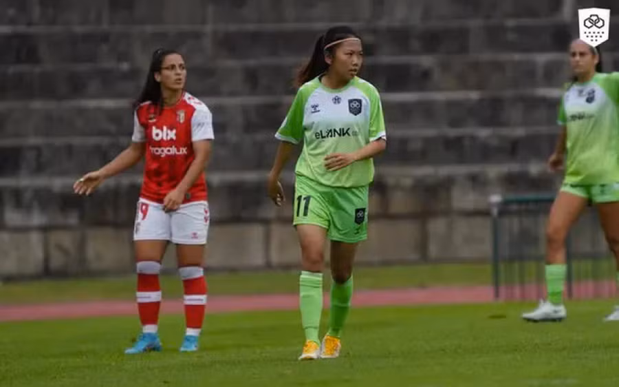 Huỳnh Như chỉ vào sân từ băng dự bị khi Lank FC thua Benfica 1-7.