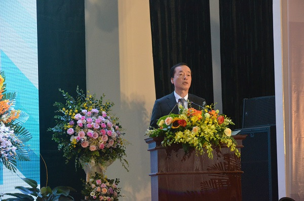 Đồng chí Phạm Hồng Hà, Ủy viên BCH Trung ương Đảng, Bí thư Ban cán sự đảng, Bộ trưởng Bộ Xây dựng chúc mừng và biểu dương những thành tựu của Trường Đại học Kiến trúc Hà Nội.