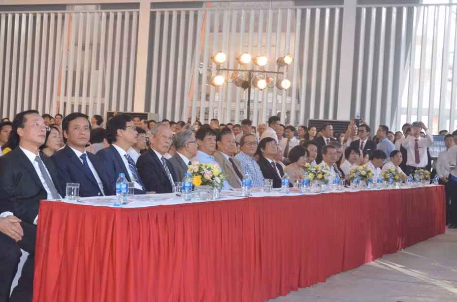 Đoàn đại biểu đến dự lễ kỷ niệm.