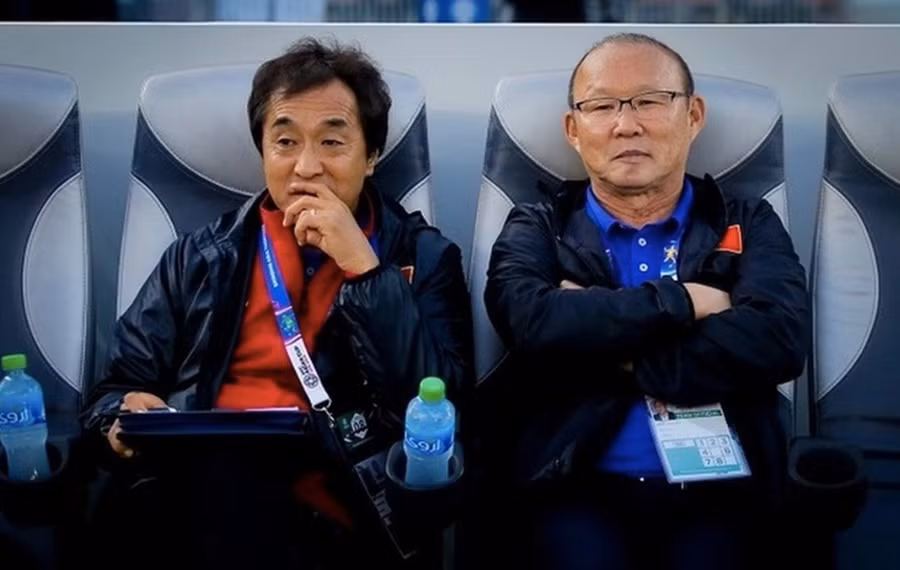 Ông Lee Young-jin (trái) được bổ nhiệm vai trò cố vấn kỹ thuật cho HLV Hwang Sun-hong ở đội tuyển Hàn Quốc.