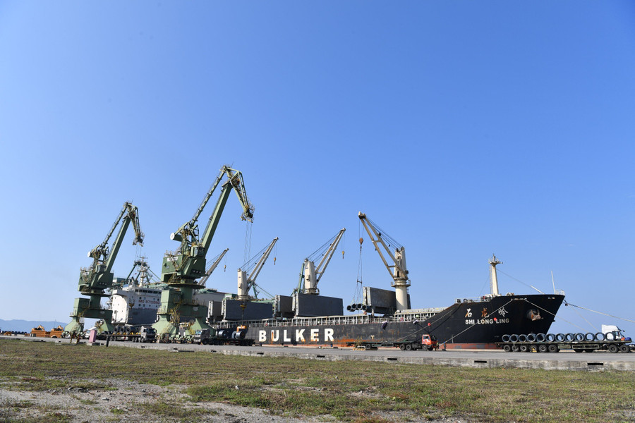 Tàu cập cảng chờ hàng.