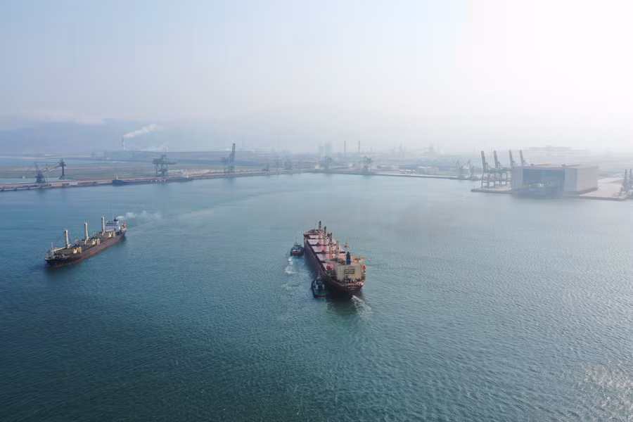 Tàu hàng ra vào cảng nước sâu Sơn Dương.