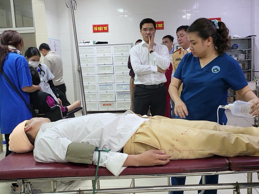 Lãnh đạo Công an tỉnh Hà Tĩnh tới thăm hỏi và động viên Thiếu tá T. (Ảnh: CACC) Lãnh đạo Công an tỉnh Hà Tĩnh tới thăm hỏi và động viên Thiếu tá T. (Ảnh: CACC)